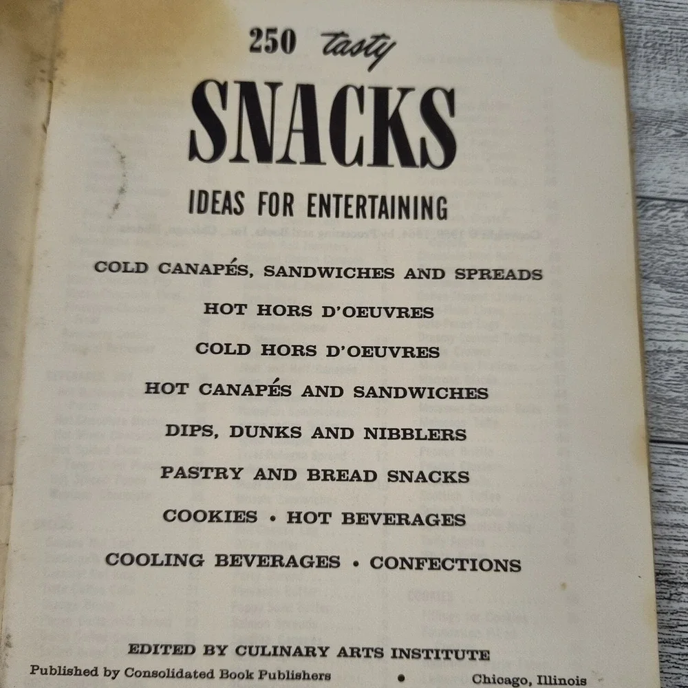 250 Tasty Snack Ideas for Entertaining Cookbook Booklet 1970 Vtg‎ Culinary Arts